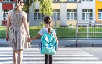 10 éves koruktól engednék a gyerekeket önállóan iskolába a magyarok
