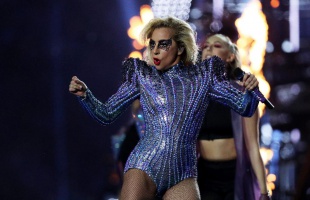 Lady Gaga nem aprózta el tegnap a SUPER BOWL félidejében