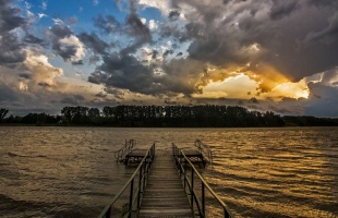 A héten záporok kíséretében mérséklődik a 30 fokos meleg