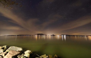Kifosztotta a külföldi, éjszakai fürdőzőket a Balatonon egy tolvaj