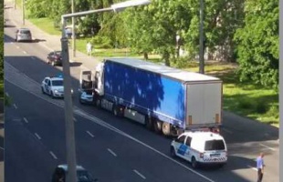 Kamion csattant személyautóval a Füredi csomópontnál