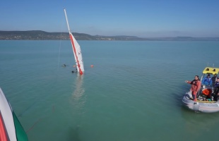 Elsüllyedt vitorlást emeltek ki a Balatonból a vízimentők