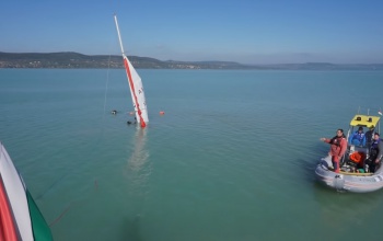 Elsüllyedt vitorlást emeltek ki a Balatonból a vízimentők