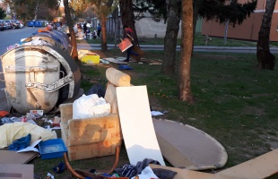 Lomtalanít a város, mindenki kipakolta a felesleges cuccot