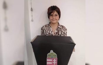Müller Cecíliának öltözött egy kisfiú az iskolai farsangi bálon