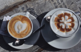 A természetes koffein hatása hosszabban tart, mint a mesterséges koffeiné