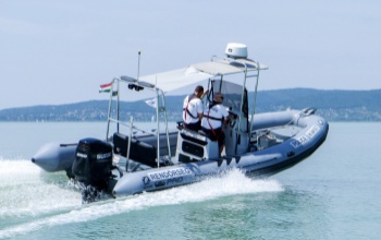 Eltört az evező, bajbajutottakon segítettek a Balatonon