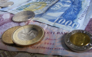 Gyengült a forint csütörtök reggelre