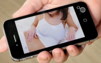 Élettársáról osztott meg szexképeket, előzetesbe került