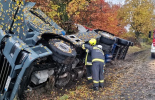 Árokba csúszott egy kamion Kastélyosdombónál