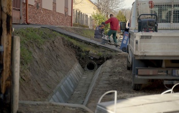 A járda után az árok is megújult a Katona József utcában - videó