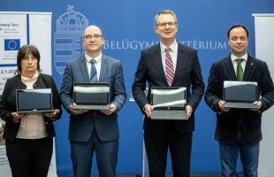 140 ezer notebook kiosztása kezdődik a 7. és 10. évfolyamon tanulóknak