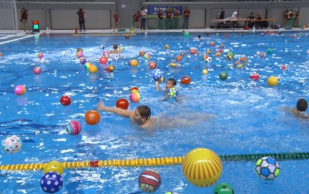 Labdák repültek a medencébe a KVK első bajnoki meccsén - videó