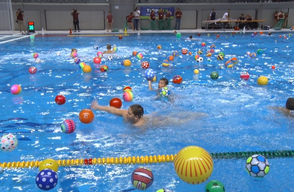 Labdák repültek a medencébe a KVK első bajnoki meccsén - videó