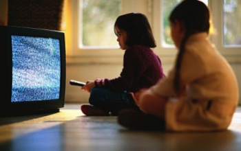 Több mint 6 óra tévézés az átlag