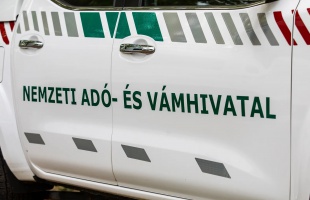 Több milliárd forint értékű fiktív számlát fogadott be egy siófoki cég