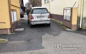 Járdán közlekedő gyalogost ütött el a tolató autós