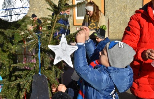 Csillagok, hópelyhek és színes gömbök kerültek a tűzoltók fenyőfájára