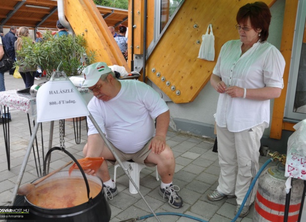 Arany fakanál főzőverseny a piacon