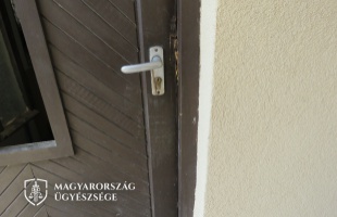 Nemcsak betört a nyaralóba, hanem pofátlanul be is költözött