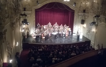Felállva tapsolt a közönség a Helyőrségi zenekarnak Budapesten
