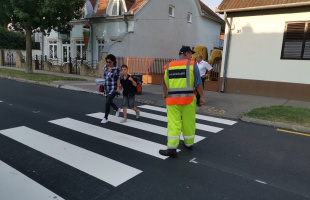 Balesetmentes iskolakezdés, a rendőrök és a polgárőrök is figyelnek az iskolásokra