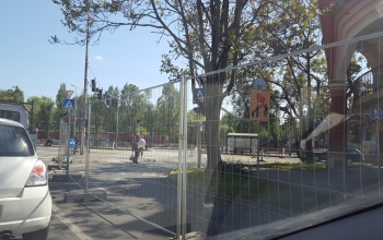 Életbe lépett az új forgalmi rend, lezárták a Petőfi tér jobbra kanyarodó sávját