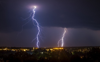 Villlámok a város felett