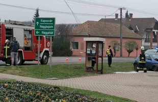 Oszlopnak hajtott egy autó Kadarkúton, két sérült