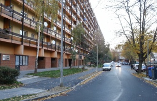 Útfelújítás a Sávház előtt és új járda átadása a Kálvária utcában