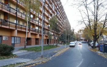 Útfelújítás a Sávház előtt és új járda átadása a Kálvária utcában