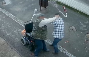 Sörösüveggel és ököllel ütötték egymást egy barcsi kocsma előtt - videó