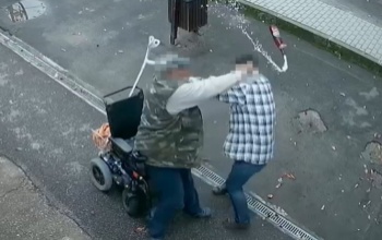 Sörösüveggel és ököllel ütötték egymást egy barcsi kocsma előtt - videó