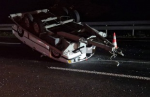 Trélerrel együtt borult fel egy autó szerdán az M7-esen