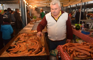 Kolbászkavalkád a kaposvári nagypiacon