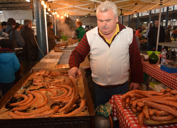 Kolbászkavalkád a kaposvári nagypiacon