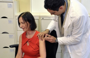 Influenza: jövő hét végén a patikákban lesz az oltóanyag