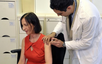 Influenza: jövő hét végén a patikákban lesz az oltóanyag