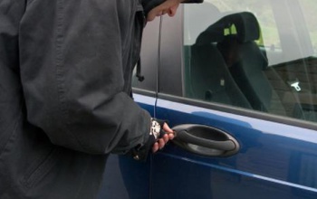Tíz gépkocsit tört fel a 17 éves fiú Kaposváron