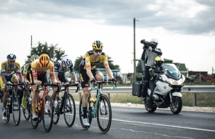 Több mint húsz tévécsatorna közvetíti élőben, ahogy elrajtol Kaposvárról a Giro d'Italia