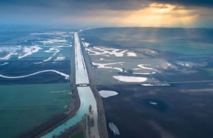Ilyen, amikor a Balaton vízével a Sió-csatorna befalja a hadakozó Kapos folyót