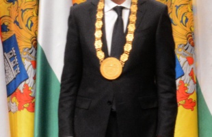 Milyen lánc is volt a polgármester nyakában az ünnepségen?