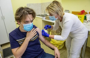 Az iskolakezdés közeledtével is folyamatosan lehet időpontot foglalni a 12 év feletti gyerekek oltására
