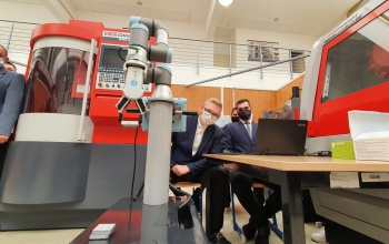 Püttyög, villog, teszi a dolgát - korszerű robotokkal az oktatásért
