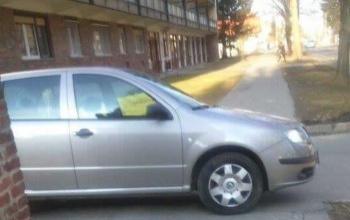 Babakocsikkal kerülgették a járdán parkoló autót