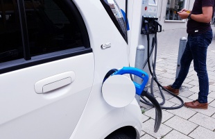 Szeptemberben a leginkább környezetkímélő, tisztán elektromos személyautók darabszáma meghaladta a hatvanezret