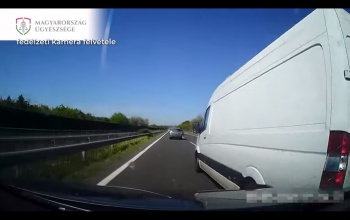 Le akarta szorítani a furgonos a személyautóst, hogy megleckéztesse - VIDEÓ