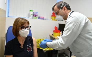Ismét a koronavírus elleni védőoltás felvételére buzdítják az embereket