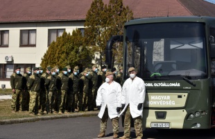 Oltóbusszal vesz részt a honvédség a védekezésben