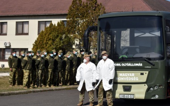 Oltóbusszal vesz részt a honvédség a védekezésben